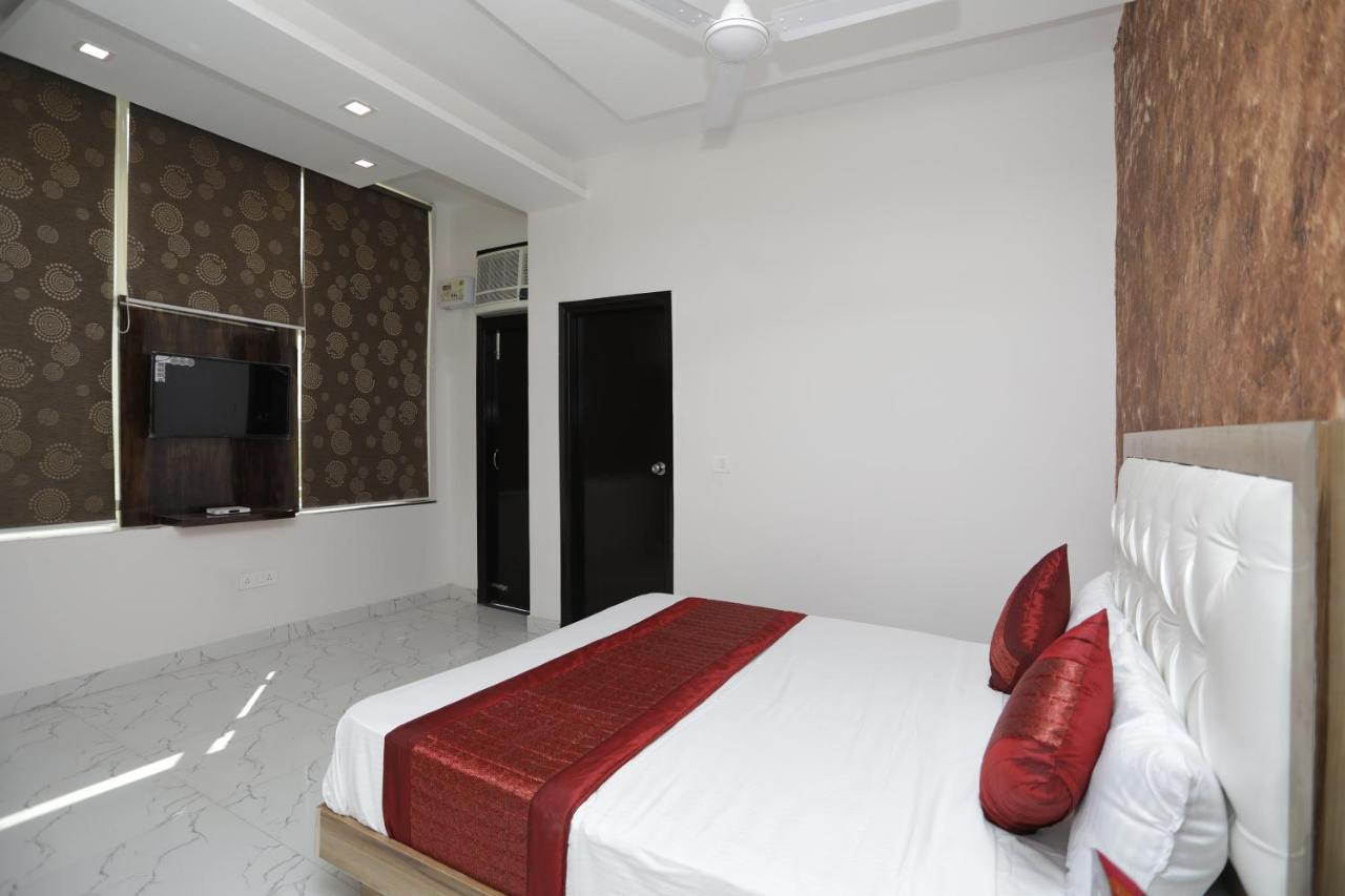 Oyo 12673 The Diplomat Inn Delhi  Esterno foto
