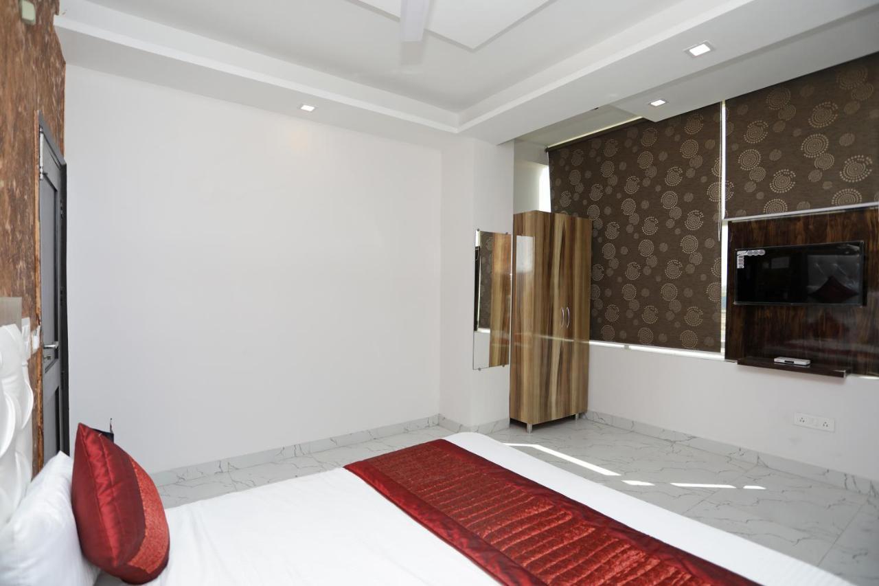 Oyo 12673 The Diplomat Inn Delhi  Esterno foto